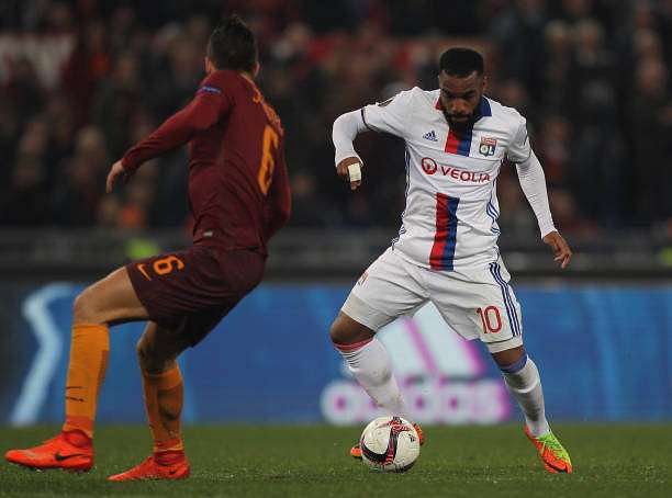 ROME, ITALY - MARCH 16: Federico Fazio (L) of AS Roma competes for the ball with Alexandre Lacazette of Olympique Lyonnais during the UEFA Europa League Round of 16 second leg match between AS Roma and Olympique Lyonnais at Stadio Olimpico on March 16, 2017 in Rome, Italy. (Photo by Paolo Bruno/Getty Images )